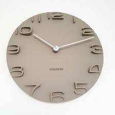 Horloge Karlsson couleur taupe avec chiffres en relief